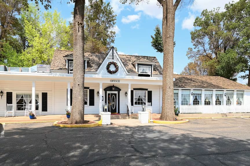 Parry Lodge, lodging near the Mysterious X 2026 conference in Kanab, Utah